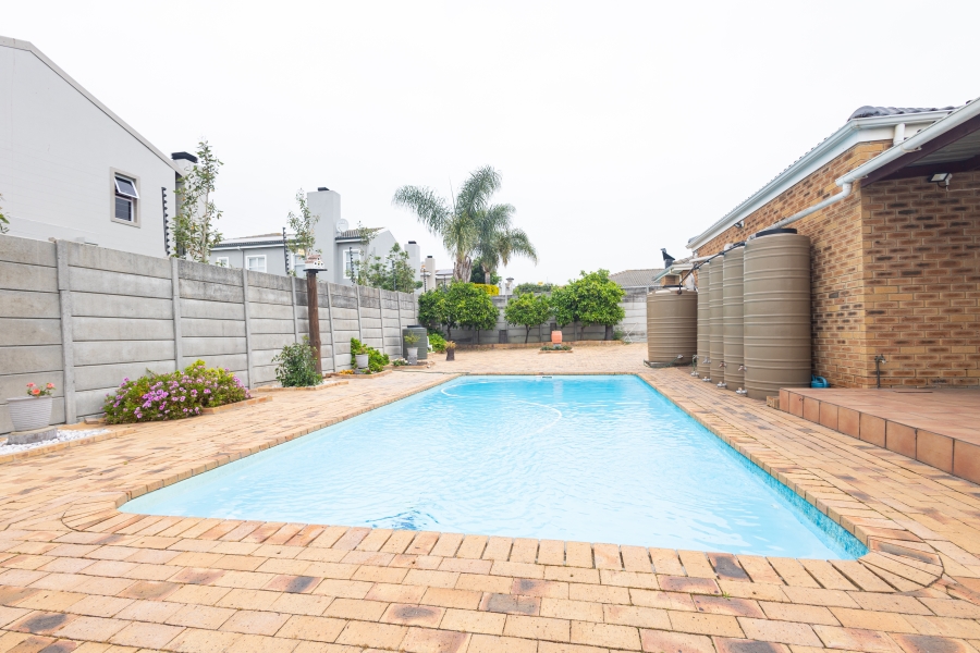 3 Bedroom Property for Sale in Uitzicht Western Cape